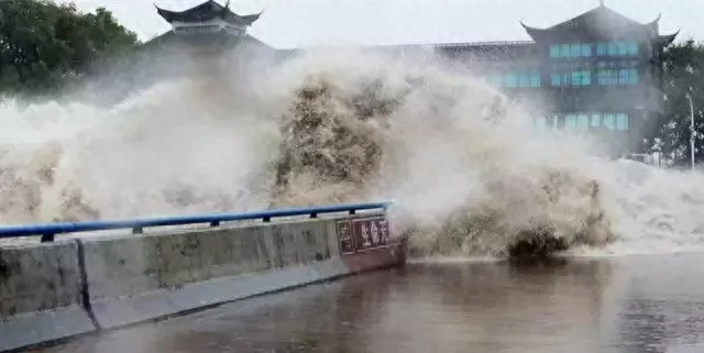 钱塘江观潮最佳地点_钱塘江最佳观潮时间和地点_钱塘江最佳观潮时间原因