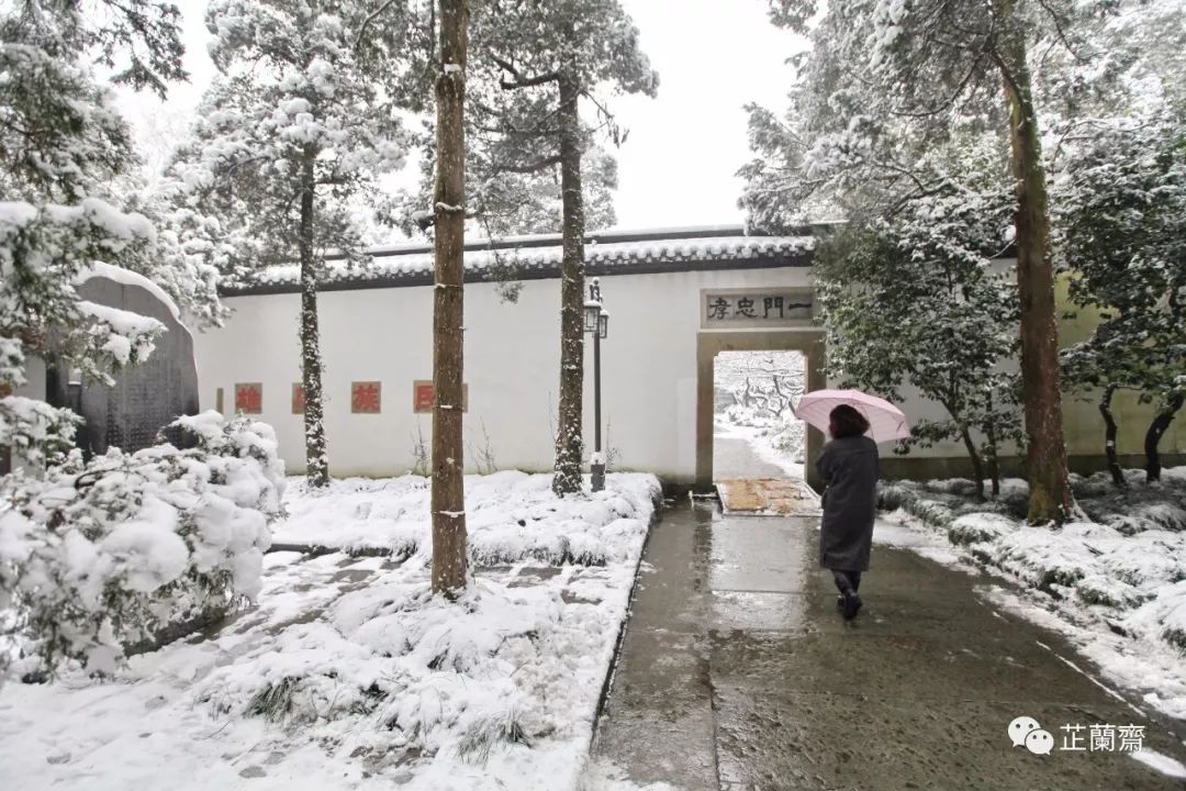 岳飞墓在哪里_岳飞墓前跪五个人是谁_岳飞墓前跪着的四个人都是谁