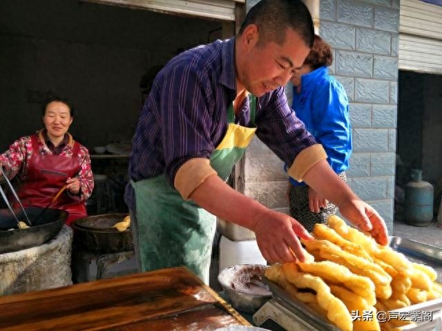 油条的来历_油条面粉怎样做油条_油条哥油条价格