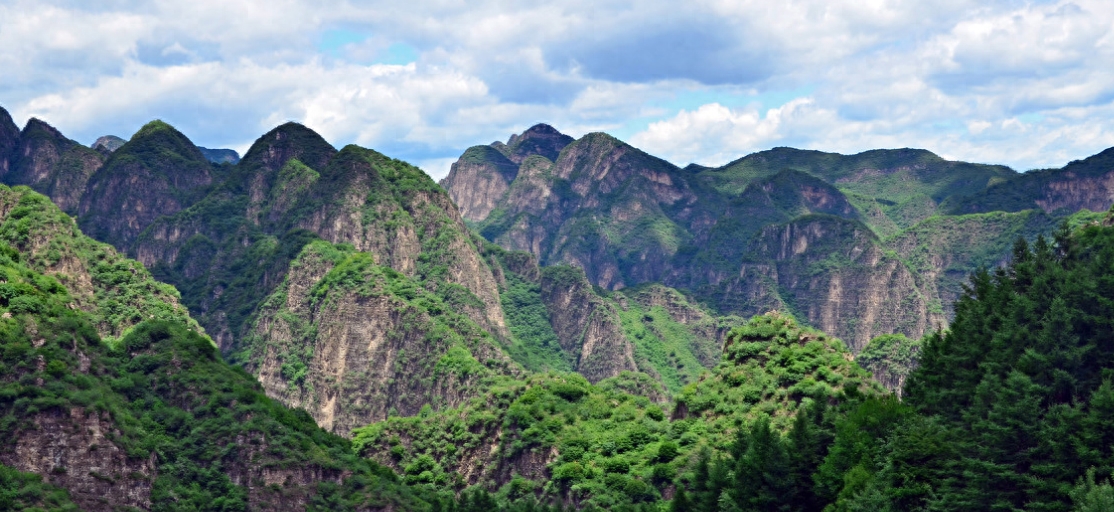 大漠沙如雪，燕山月似弓——燕山