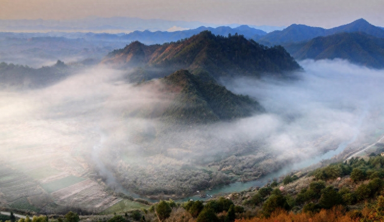 大漠沙如雪，燕山月似弓——燕山