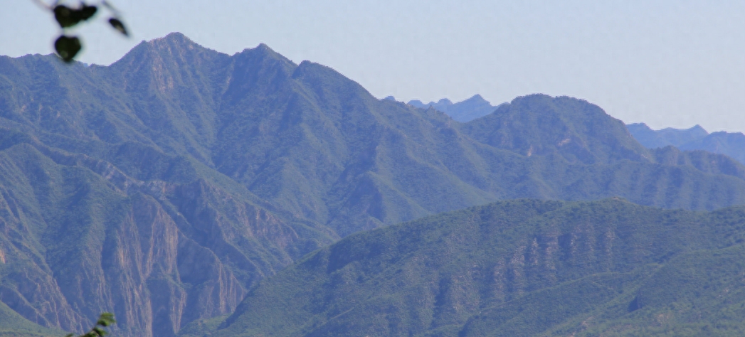 大漠沙如雪，燕山月似弓——燕山