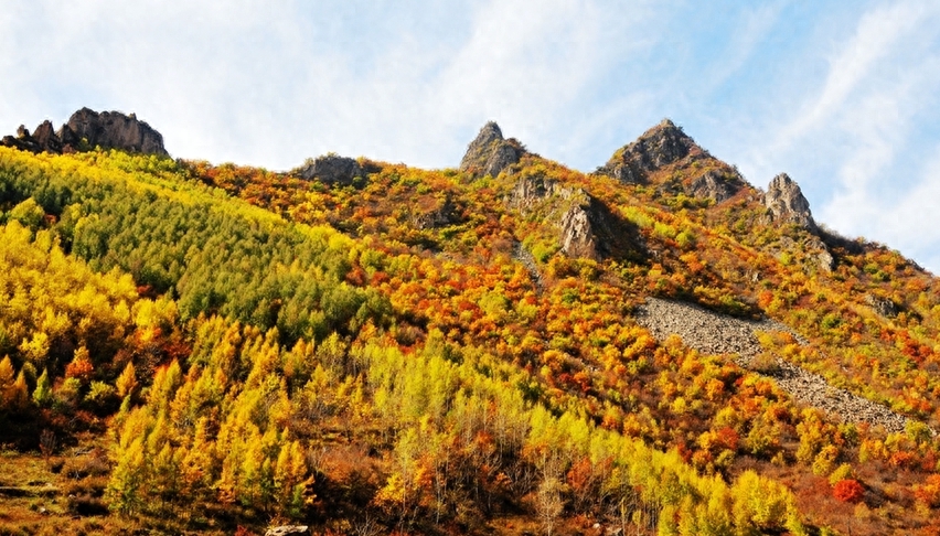 大漠沙如雪，燕山月似弓——燕山