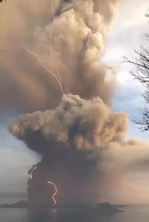 菲律宾火山持续喷发_菲律宾火山爆发最新消息_菲律宾火山